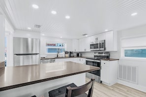 Geladeira, micro-ondas, fogão, cooktop