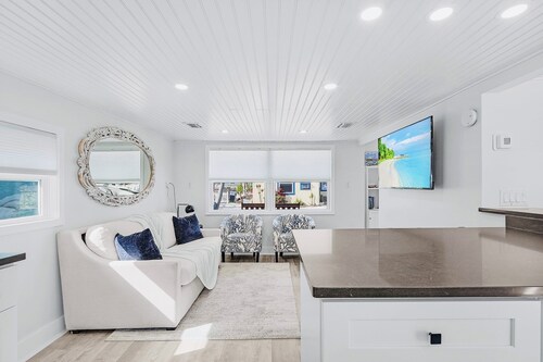 Charming Waterfront Cottage on peaceful Matlacha!  FULL RENOVATION DECEMBER 2024