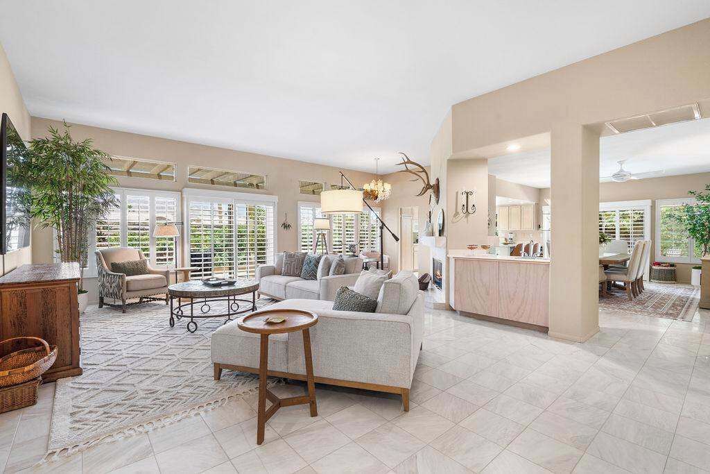 Télévision, cheminée, espaces bureaux