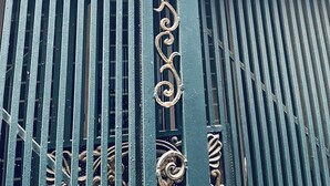 A building facade with a metal grille and a sign indicating the address 170/25. - Moonie House Saigon (Ho Chi Minh City)