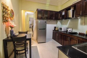 Quarto standard, vista para a cidade | Cozinha compartilhada | Geladeira grande, micro-ondas, fogão, cooktop