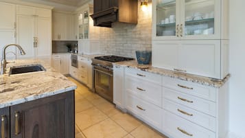 Microwave, dishwasher, coffee/tea maker, toaster