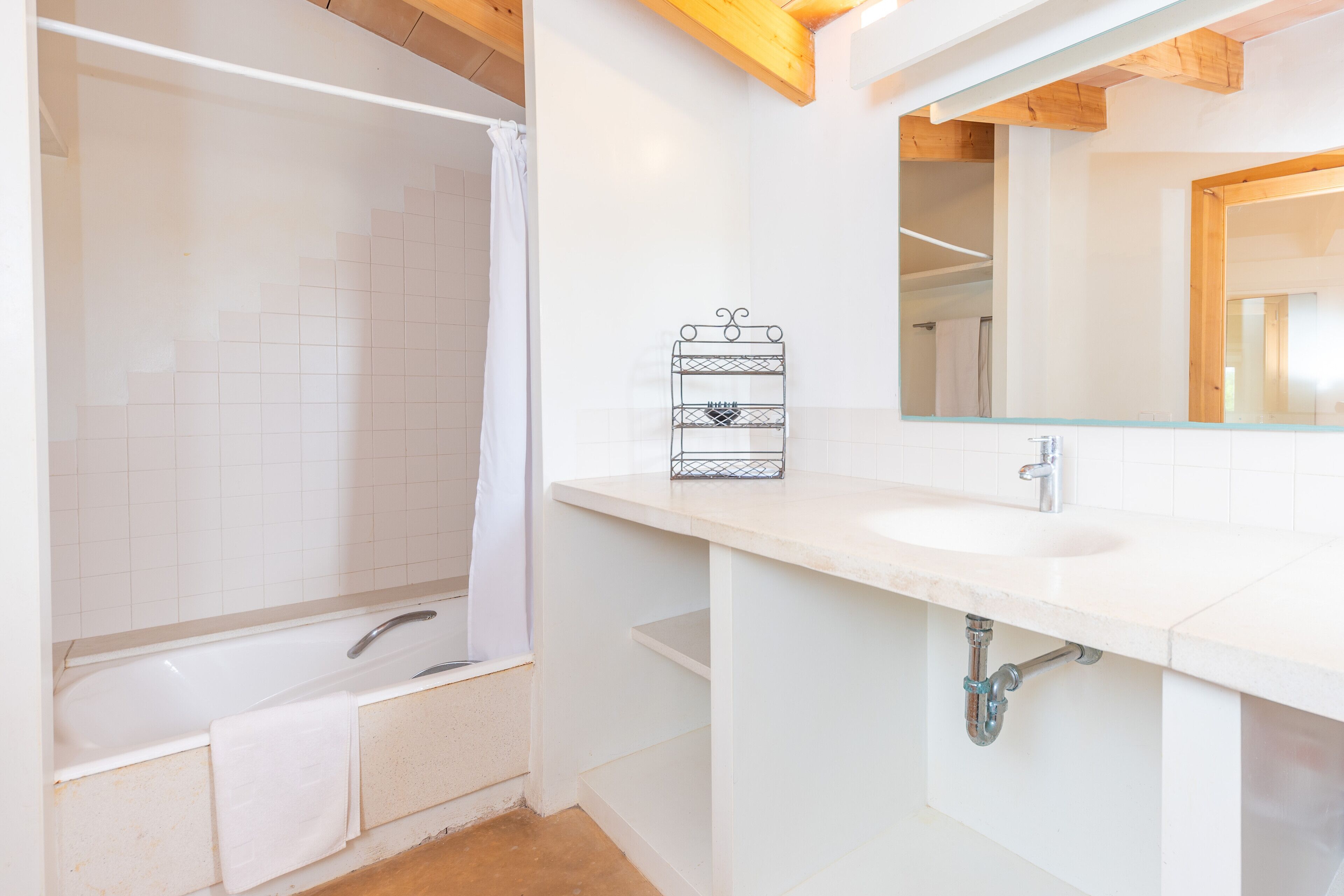 Een douche, een haardroger, een bidet, handdoeken