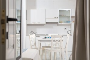 Réfrigérateur, cafetière-théière, vaisselle et ustensiles