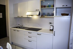 Kühlschrank, Wasserkocher mit Kaffee-/Teezubehör