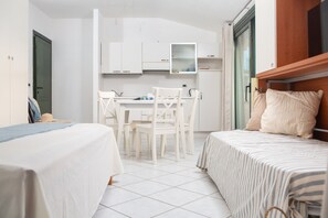 1 chambre, fer et planche à repasser, literie fournie