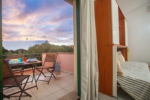 1 chambre, fer et planche à repasser, draps fournis