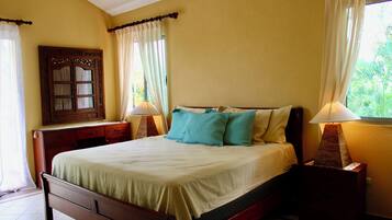 5 camere, una cassaforte in camera, una scrivania, ferro/asse da stiro