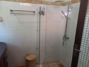 Deluxe Suite, Accessible, Ocean View | Bathroom | Free toiletries, towels, soap, shampoo - Bali North Beach Villa (Kubu)