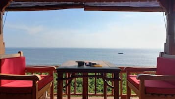 Deluxe Suite, Accessible, Ocean View | Living area