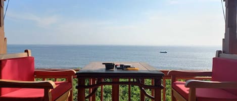 华丽套房, 无障碍, 海洋景观 | 起居区 | 液晶电视、Netflix、流媒体服务