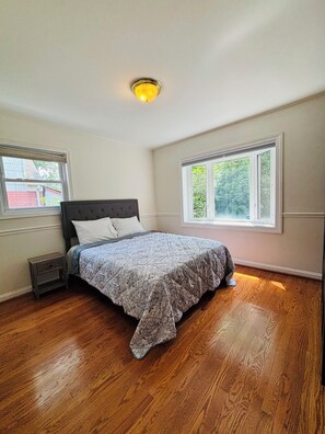 5 bedrooms, iron/ironing board, WiFi, bed sheets