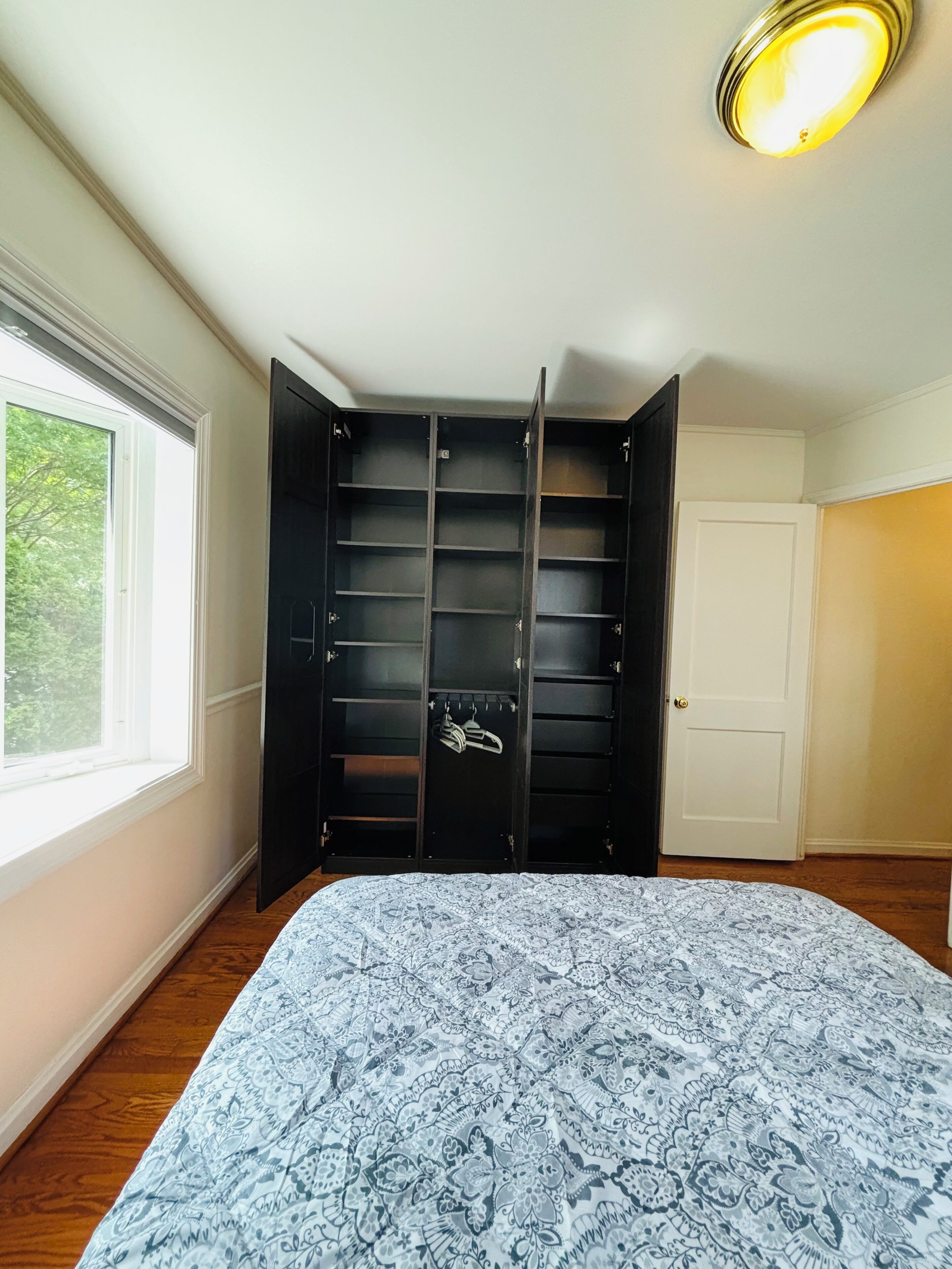 5 bedrooms, iron/ironing board, WiFi, bed sheets