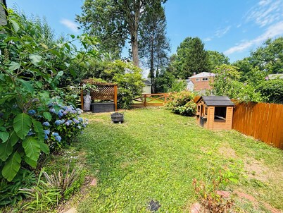 Charming 5 bedrooms house in peaceful Kensington with parking near DC