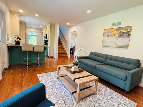 Charming 5 bedrooms house in peaceful Kensington with parking near DC