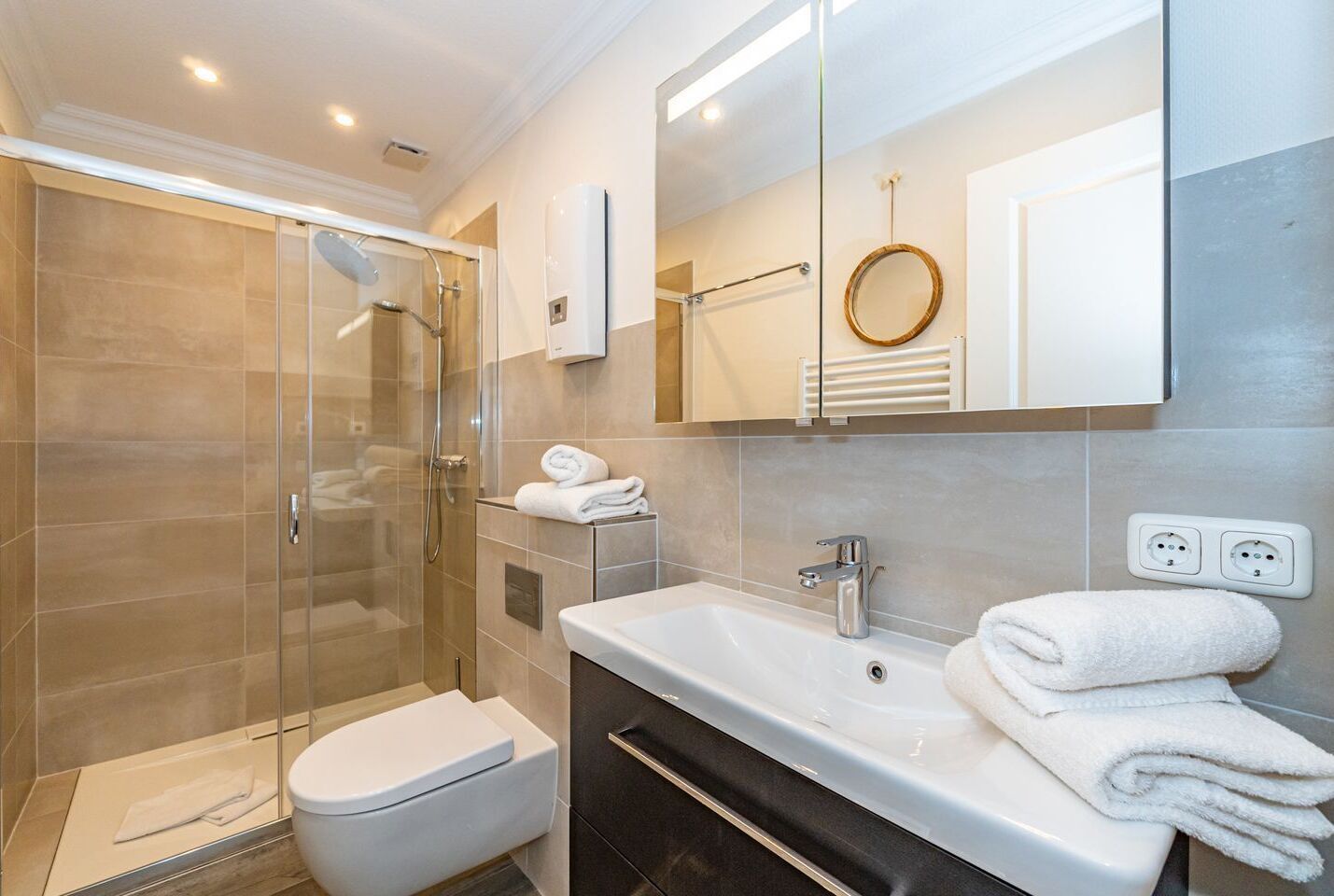 Shower, hair dryer, towels
