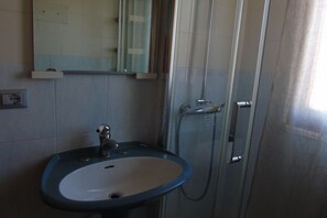 Douche, sèche-cheveux, bidet, serviettes fournies