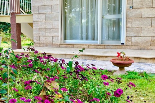 Bizzarri Residence, Three-room ground floor apartment with garden