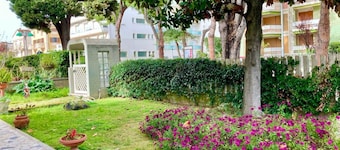 Bizzarri Residence, Three-room ground floor apartment with garden