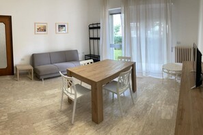 TV - Bizzarri Residence, Three-room ground floor apartment with garden (Pineto)