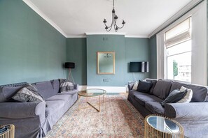 Living area - Charming Apartment in the Heart of Kennington (London)