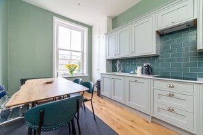 Leilighet – basic | Eget kjøkken | Kjøleskap, mikrobølgeovn, ovn og kokeplater