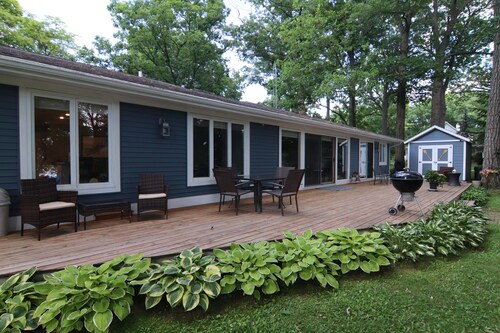 Cozy, modern home with views of beautiful Green Lake. Sleeps up to 4 & lg. deck