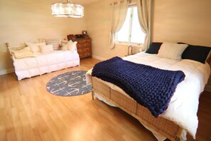 1 habitación, tabla de planchar con plancha, wifi gratis y ropa de cama 