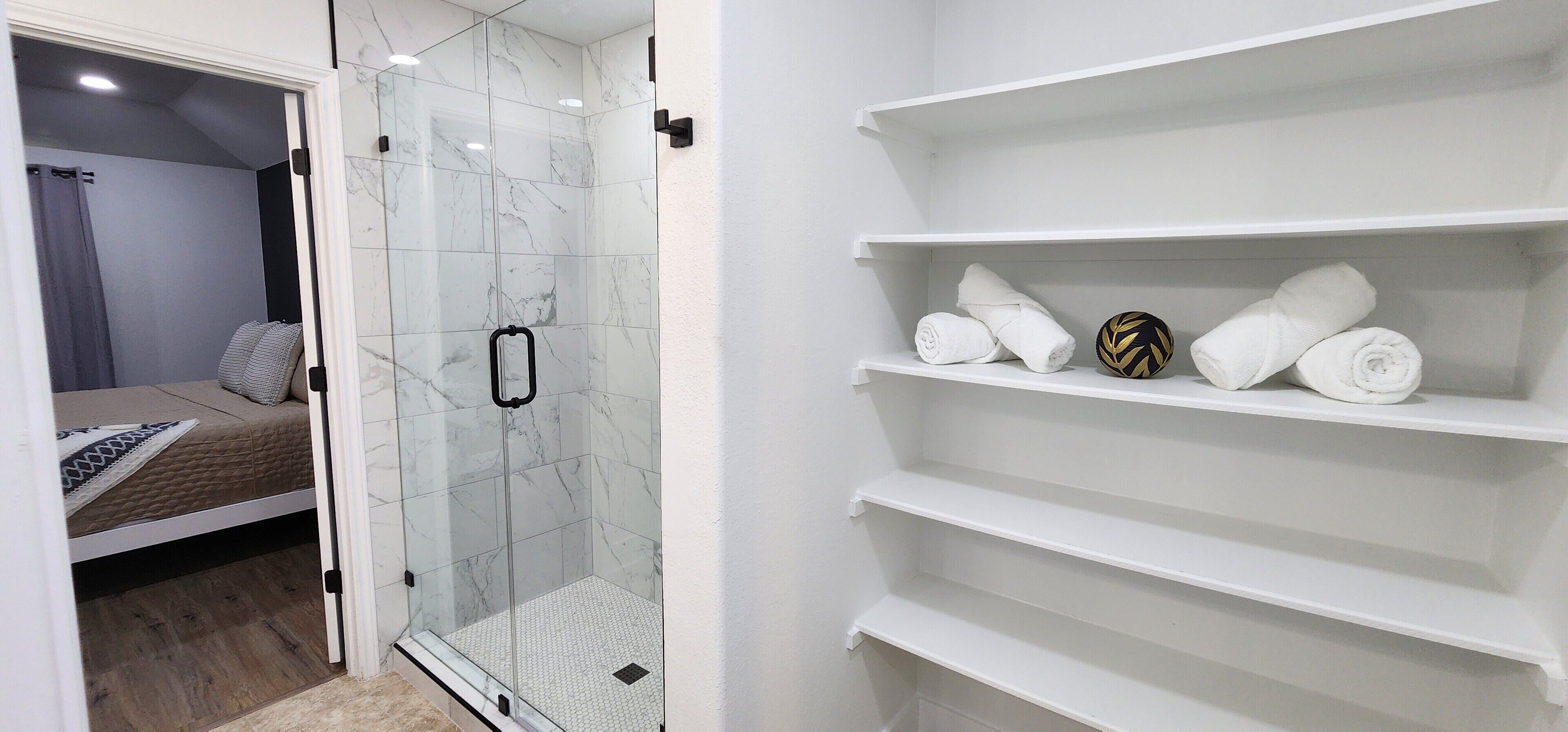 3 chambres, bureau, fer et planche à repasser, lit parapluie