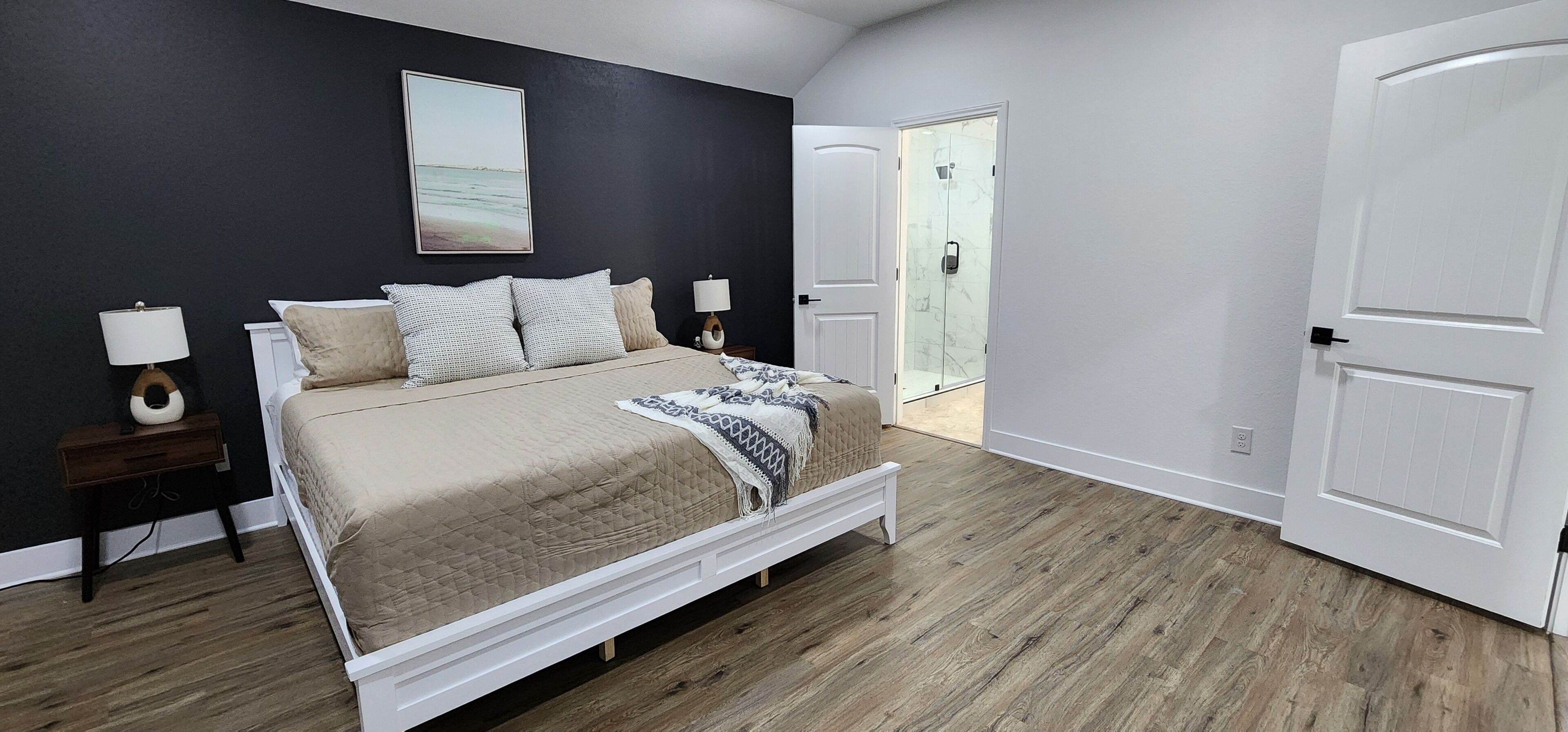 3 chambres, bureau, fer et planche à repasser, lit parapluie