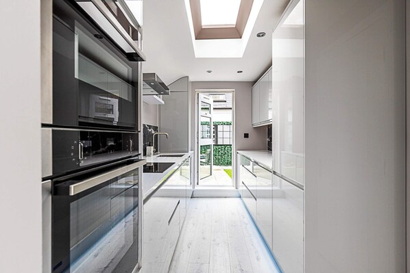 Eenvoudig appartement | Privékeuken | Een koelkast, een magnetron, een oven, een kookplaat