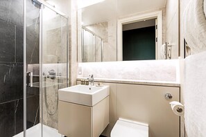 Apartment | Bathroom - Luxury Penthouse Overlooking the Thames (London)