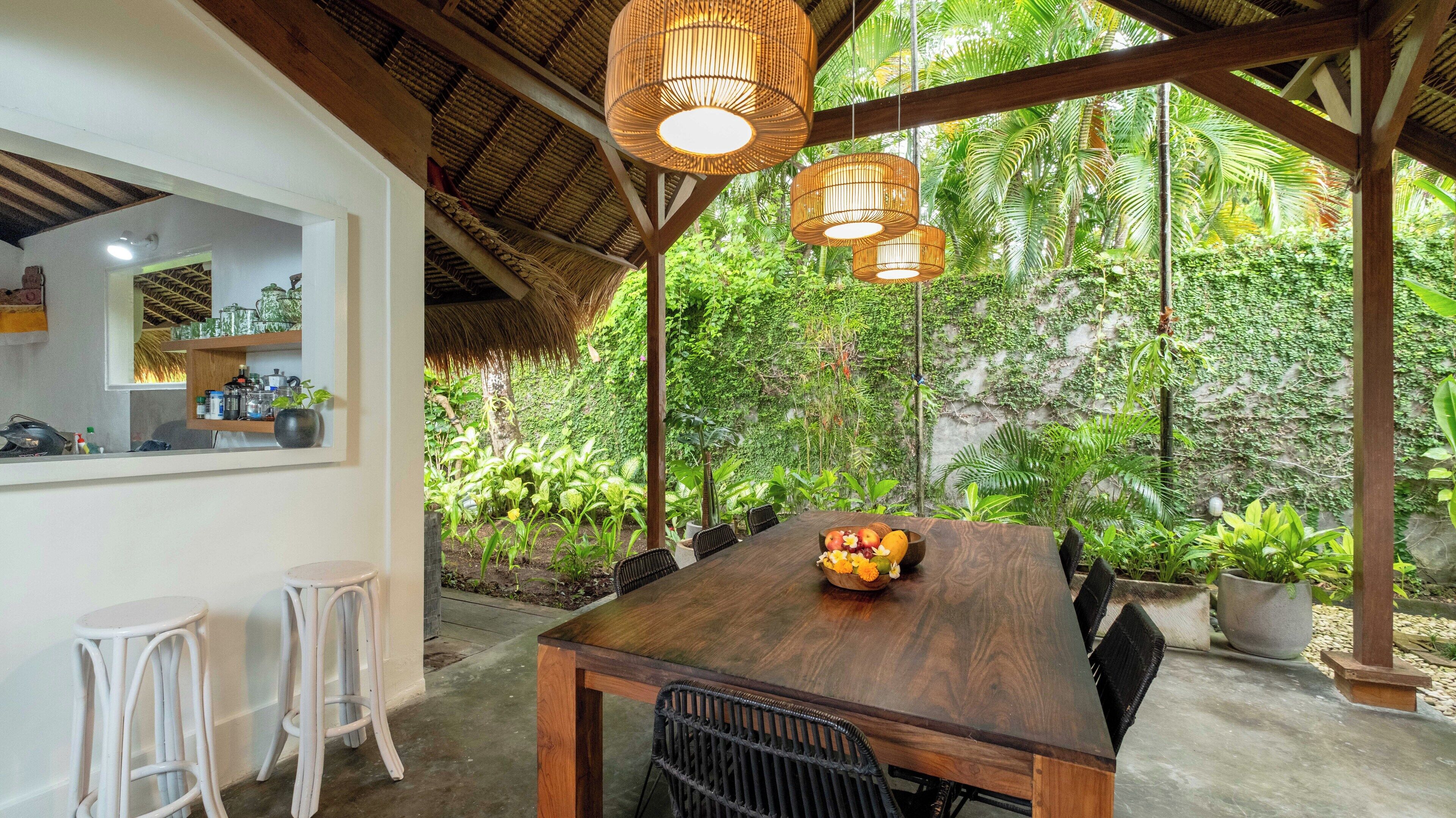 Deluxe Villa | Dining room