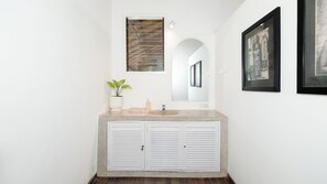 Deluxe Villa | Bathroom | Shower, free toiletries, hair dryer, bidet