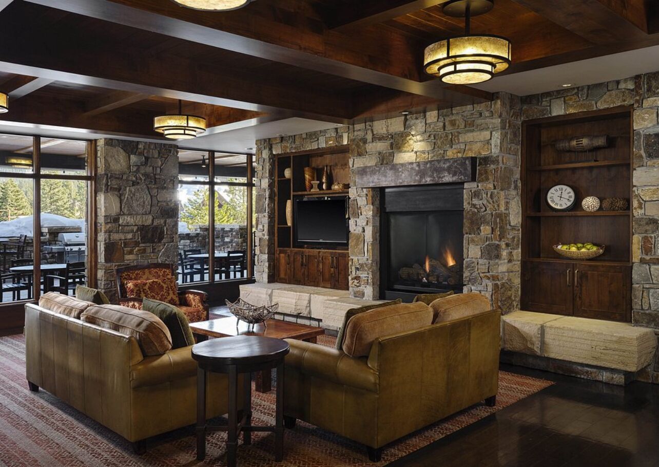 电视、壁炉、电子游戏、DVD 播放器