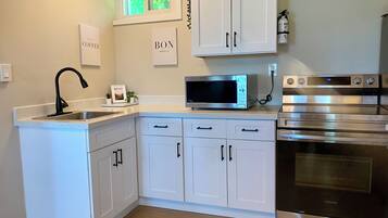 Een koelkast, een magnetron, een oven, een kookplaat