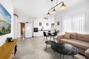Smart TV - Spacious 3BR Apartment Near Baháʼí Gardens - Haifa (Haifa)