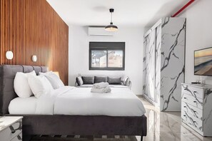 3 bedrooms, iron/ironing board, WiFi (free) - Spacious 3BR Apartment Near Baháʼí Gardens - Haifa (Haifa)