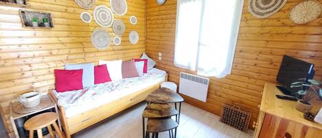 2 habitaciones y tabla de planchar con plancha