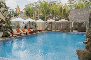 Una piscina al aire libre