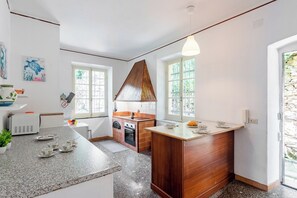 Cafetera y tetera, refrigerador, microondas y parrilla de estufa 