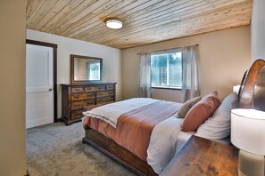 4 bedrooms, desk, WiFi, bed sheets