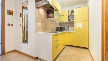 Fridge, stovetop, dishwasher, coffee/tea maker