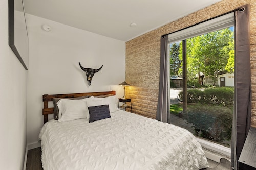  Sun Valley Studio | Walk to Ski Lifts, Restaurants & Trails | Fresh Renovation
