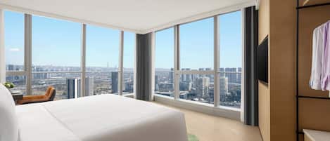 Deluxe Suite | 1 bedroom, in-room safe, desk, laptop workspace