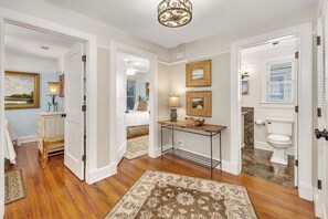 3 slaapkamers, een strijkplank/strijkijzer, gratis wifi, beddengoed