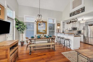 Dining - Home with community pool and direct beach access. (Saint Simons Island)