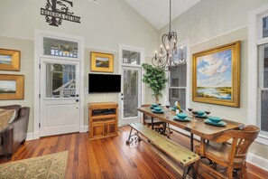 Dining - Beautiful home in seaside development with community pool and direct beach access. (Saint Simons Island)