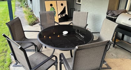 Charming 3-bedroom house in enchanting Oakridge with AC