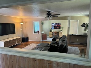 Smart TV, chimenea, reproductor de DVD y libros